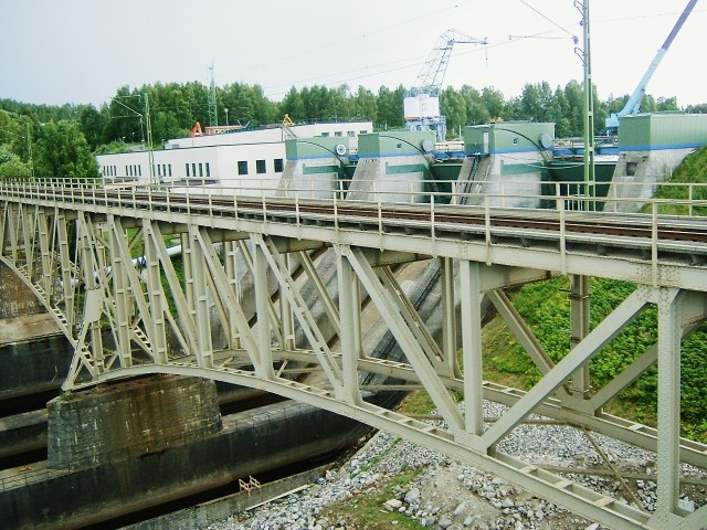 A railway bridge crossing a hydroelectric dam in Timr.