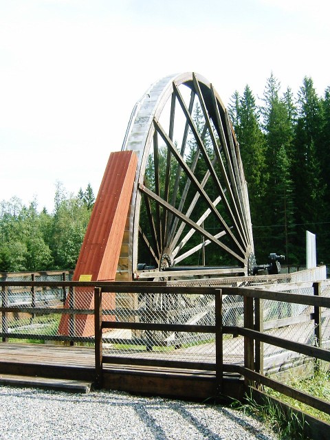 A large, slowly rotating waterwheel near Grngesberg.