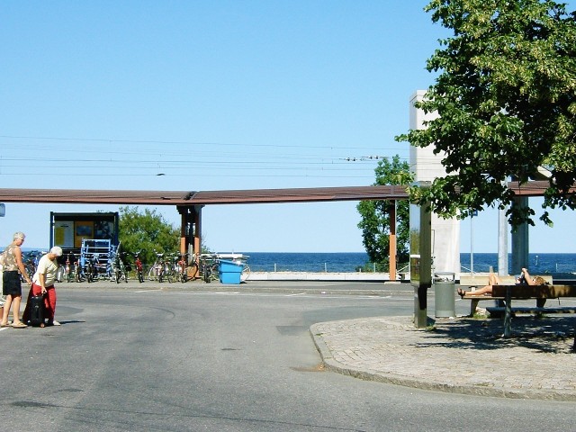 The car park and platform of Jnkping station, with the lake behind them.