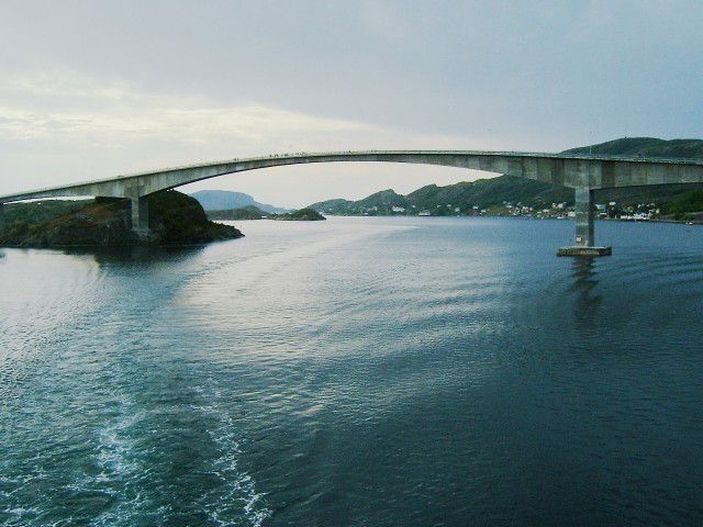 The same bridge as in the previous photograph.