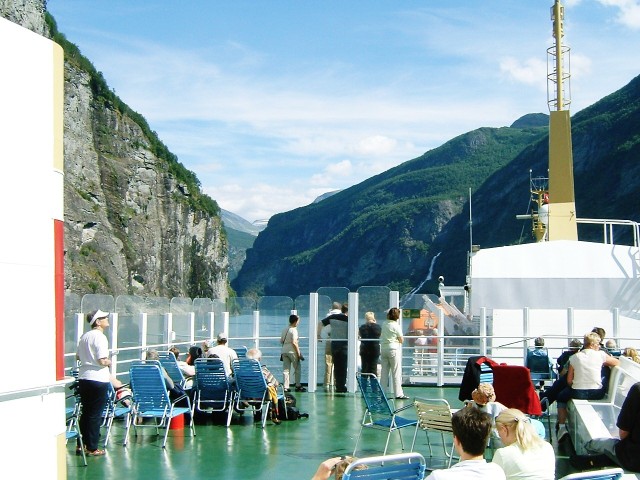 Sailing up the Geraingerfjord.