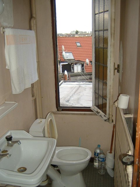 The toilet in the hotel in Bruxelles.