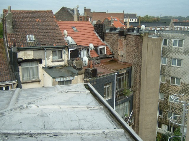A less glamorous view of Bruxelles, seen from the bedroom.