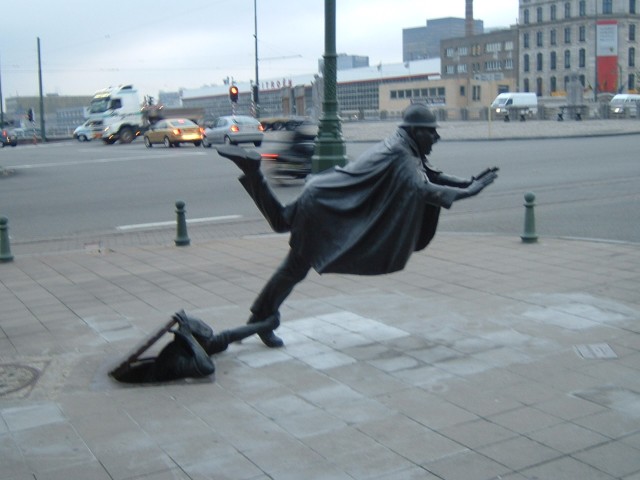 A rather amusing statue on the bank of the canal in Bruxelles.