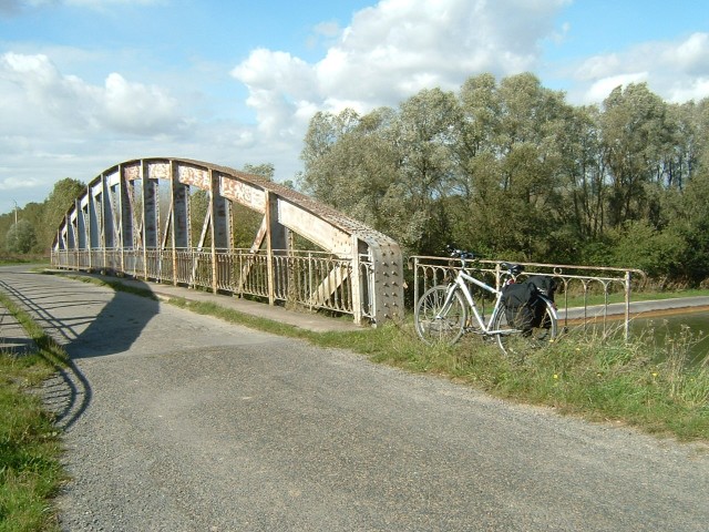 My bike next to the bridge over the canal at Sauchy-Cauchy. Now you can go back to the picture of Zu...