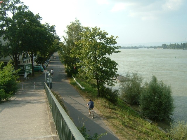 The ramp up to the bridge across the river at Mainz.