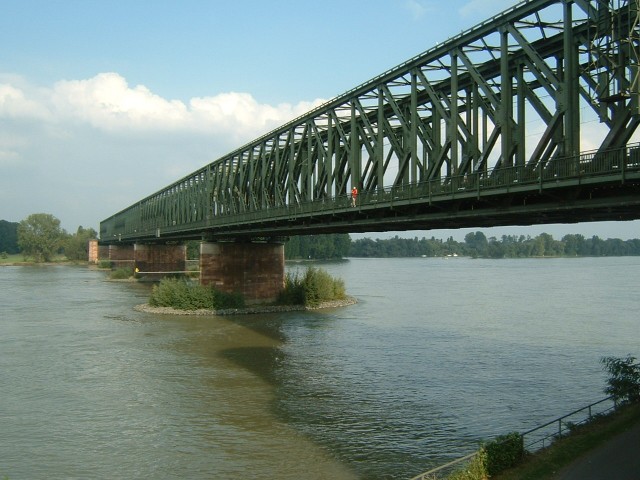 The railway bridge across the Rhein at Mainz. After crossing this bridge, I will leave the Rhein and...