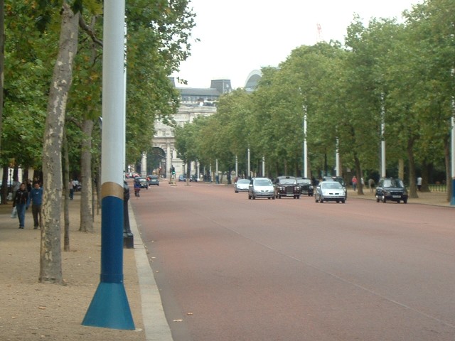 The Mall, looking towards Admiralty Arch. It's a bit odd for a road six lanes wide to have no markin...