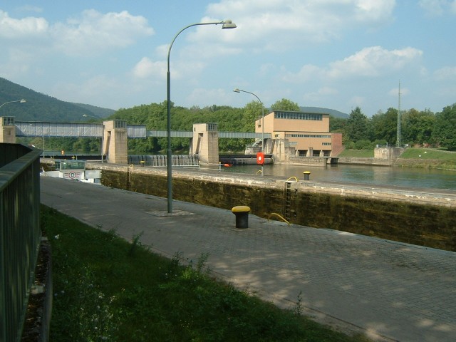 A lock on the river Main at Freudenburg.