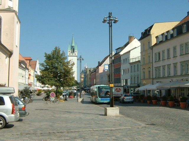 Straubing's main street, with several rather tempting pavement cafs.