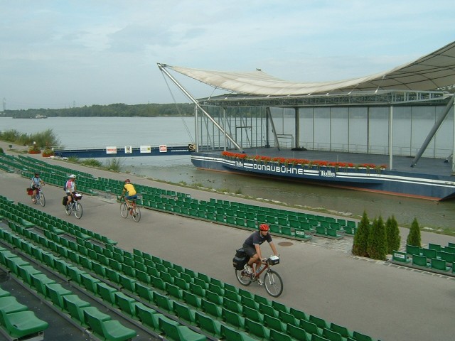 The cycleway goes through the middle of the audience at this arena in Tulln, which must be rather di...