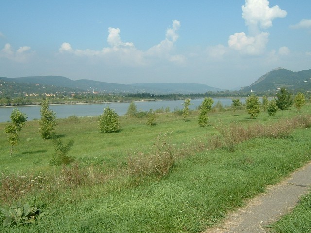 The settlement on the far bank is Nagymaros, whereas I am near a place called Visegrad.