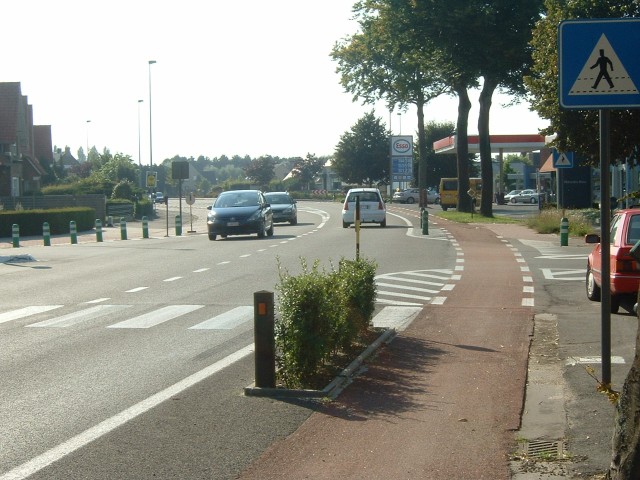 Here's why cycle lanes in Belgium are better than in England or France.