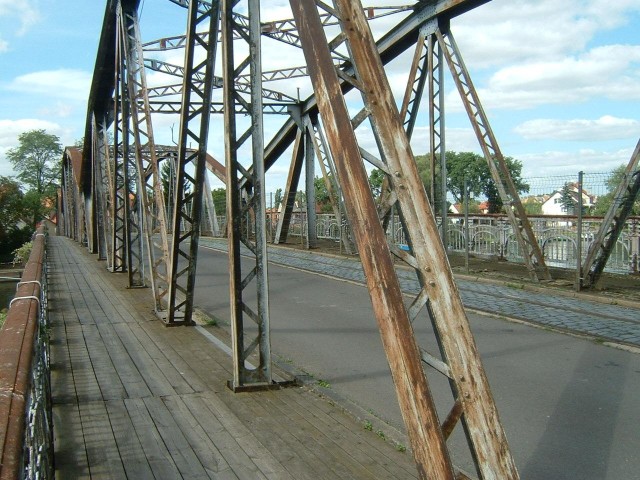 A rather old-looking bridge over a channel into the Plauer See.