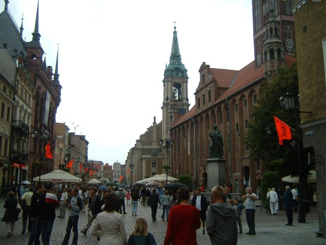 Another view of the main square. The building on the right is the Town Hall. The statue, of course, ...