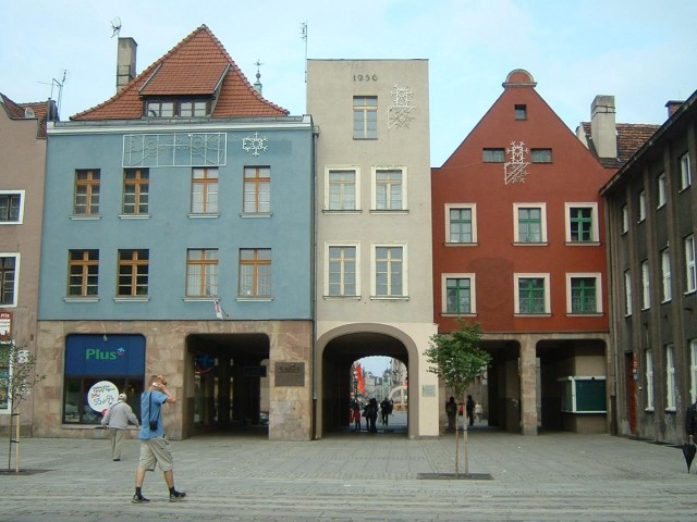A final view of the old town, through that arch.