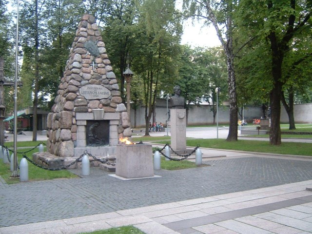 A closer view of the eternal flame, now with some kind of improvised skate park in its background.