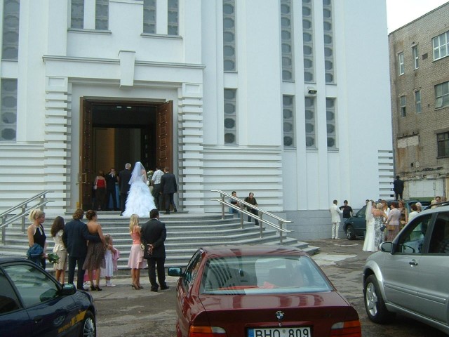 Here they are again look. There are two brides at the same church now, the Christ's Resurrection Bas...