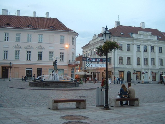 The Kissing Students fountain in front of the City Hall in Tartu's main square.