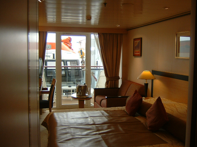 Wow! What a room. There's free champagne there look! I wasn't expecting somebody to come in and tidy...