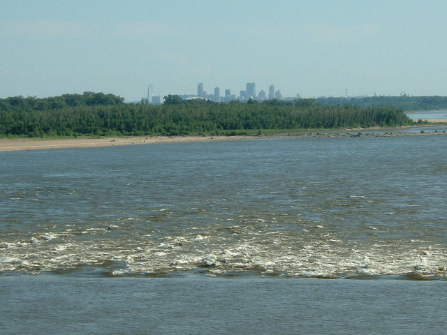 Downtown St. Louis. The 192 metre tall 'Gateway to the West' arch, in a park on the bank of the rive...