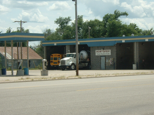 I don't know why seeing a school bus in a car wash amused me. It wasn't as funny as the dustbin lorr...