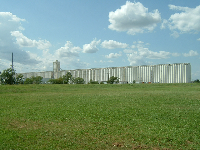 This is reputed to be the longest grain elevator in the USA, about 800 metres in length.