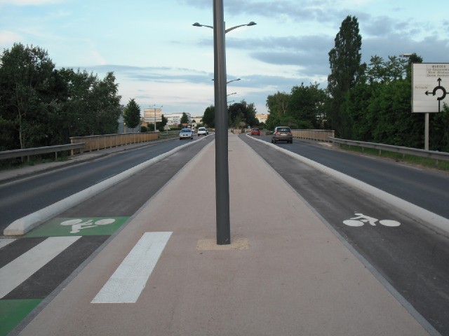 Unusual cycle path arrangement; between the traffic lanes. I have sometimes thought it would be good...