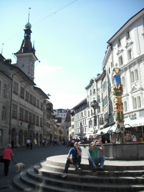 More Lausanne streets, where I am unsucessfully trying to look for a shop selling maps or somewhere ...