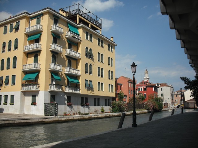 This seems to be a modern part of Venice.