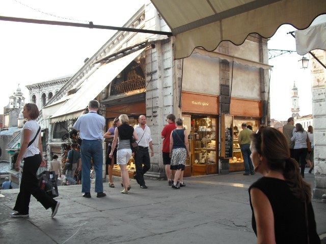 These shops are on the Rialto Bridge. 