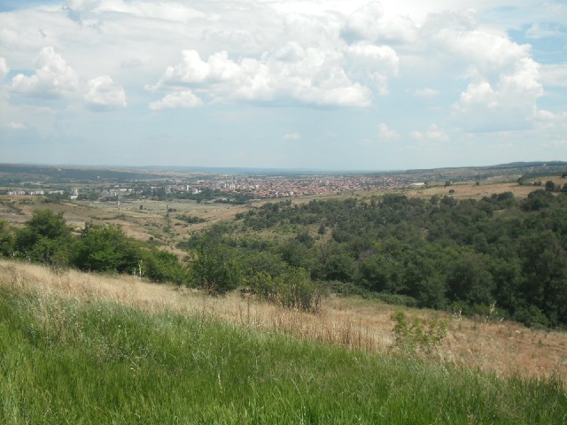 Harmanli, sitting in a valley.