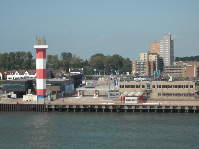 The entrance to the Netherlands. I've been here enough times to know how to get only the cycle path ...