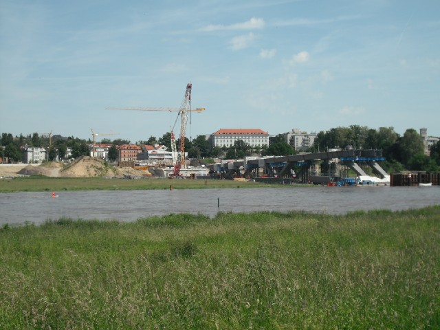 It looks like there's going to be a new bridge across the Elbe here.