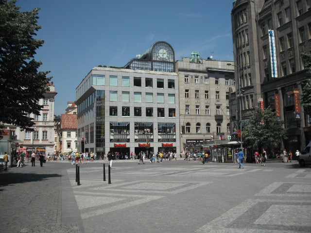 This end of Wenceslas Square looks like the kind of place where I might be able to buy a new camera.
