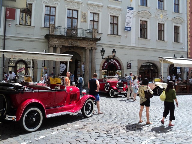 If you don't fancy a guided tour on foot or by minibus, river boat, Segway or horse-drawn carriage, ...