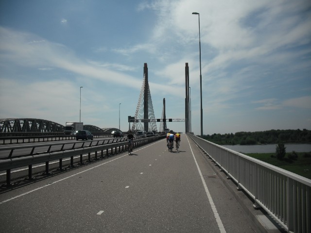 The bridge at Zaltbommel has a good cycle lane.