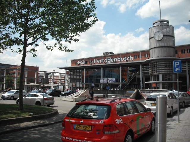 's-Hertogenbosch station looked more impressive than this in real life.<br><br>Note the electric car...
