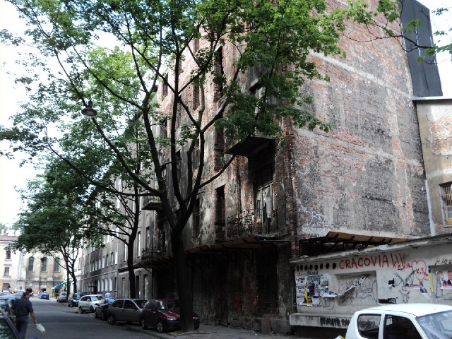 Kazimierz has been largely empty since the Second World War. This building has certainly seen better...