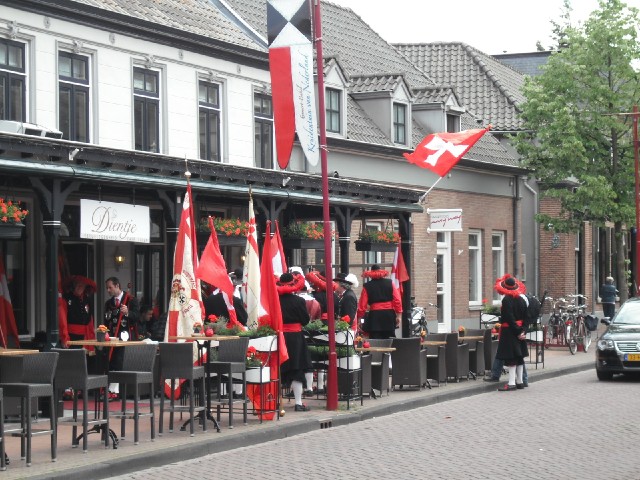 Gemert is a town which has a lot going on. A few minutes ago, I encountered a horse with a gold head...