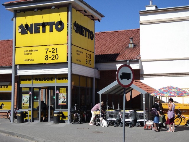 This Netto has a little dog outside looking just like the one in the logo. I think it's the same bre...