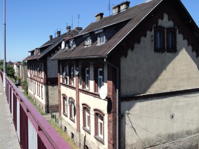 This bridge over the railway lines also gives a close-up view of the upsatirs of these houses.