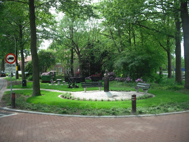 A small garden in Griendtsveen, featuring a bust of the village's founder, Eduard van der Griendt.