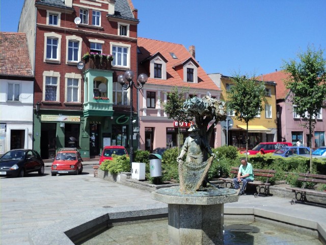 A small fountain in Miedzychd. I also like the balcony on the bank in the background.
