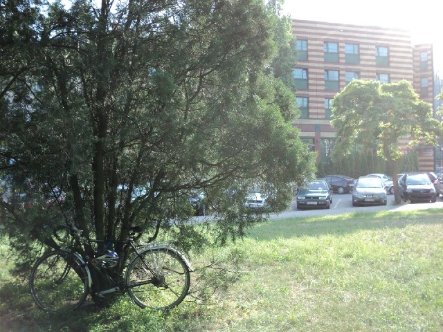 Last time I was here, the hotel receptionist got me to put my bike in the hotel's car park. I rememb...