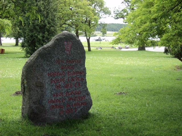 Okay, let's have a go at this then: The Danish King Harald Blatad... died... in Wolin in the year 98...