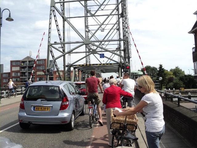 A queue for a different lifting bridge.