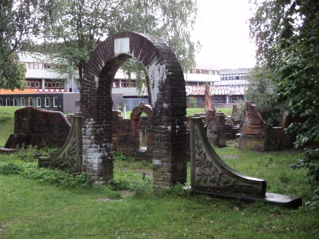 I don't know if these are real ruins. There seem to be some other, clearly modern, sculptures in the...