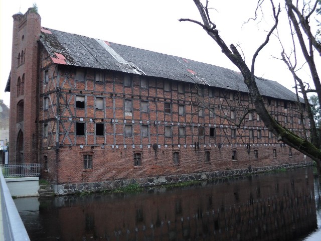 A 19th Century granary. There's a notice board which says so.