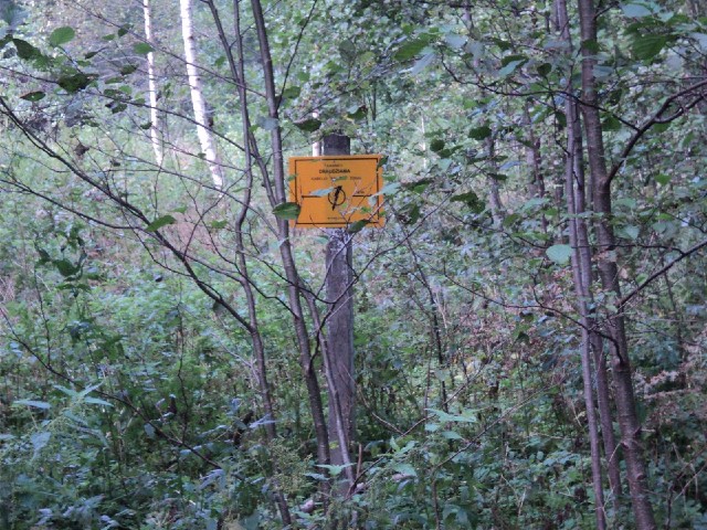 In 2006, I showed you a sign warning of a fibre optic. I think this one is warning of a power cable.